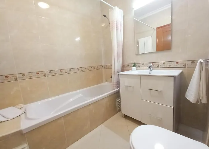 Colina Ferias- Garagem & Wifi Quarteira